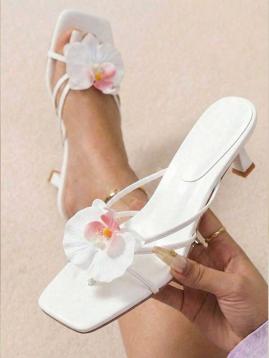 planare 新款3D粉色花朵装饰交叉高跟凉鞋，适合海滩、派对、约会和婚礼等场合，可搭配比基尼、连衣裙，是夏季时尚的3D花朵装饰高跟凉鞋。