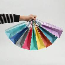 Bộ 9 túi giấy Kraft họa tiết chấm bi và sọc, chín màu sắc rực rỡ để chào mừng mọi dịp vui – từ lễ hội săn trứng Phục Sinh đến lễ hội hóa trang, từ những lời thì thầm trong đám cưới đến ngày Valentine. - Xem 7