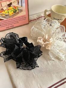 两条饰有缎带的蕾丝网裙摆散发出优雅的法式风情。编织发带搭配精致的花朵发饰，更添点睛之笔。 - 彩色 - 查看 7