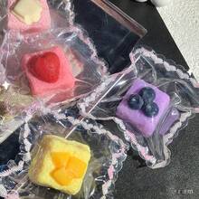 1 pièce Jouet pressable en forme de toast aux fruits, comprenant des répliques de toast à la fraise, à la myrtille, à la mangue et à la pêche, fabriqué en silicone avec une texture molle et rebondissante, jouet anti-stress pour les adolescents et les adultes, cadeau d'anniversaire/fête - Multicolore - Voir 5