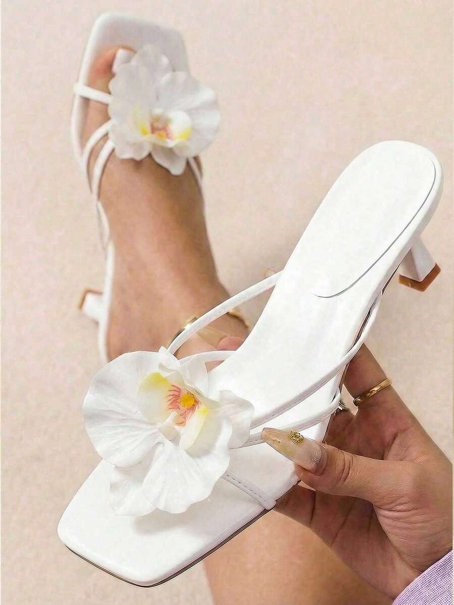 planare 新款3D白色花朵装饰交叉高跟凉鞋，适合海滩、派对、约会和婚礼等场合，可搭配比基尼、连衣裙，是夏季时尚的3D花朵装饰高跟凉鞋。