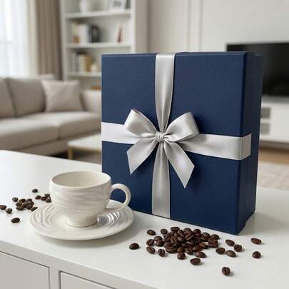 Bộ 6 tách và đĩa sứ hình quả bí ngô kiểu Châu Âu, tách có họa tiết sọc dọc nổi, đĩa có viền lượn sóng hình cánh hoa cúc, tay cầm hình chữ C, chịu nhiệt, dùng được trong máy rửa chén, bộ đồ ăn màu trắng trang nhã kiểu Bắc Âu sang trọng, lý tưởng cho tiệc trà chiều, tiệc tại nhà, cà phê, trà, tráng miệng, quà tân gia và quà cưới, trang trí nhà bếp và quán cà phê, đồ trang trí nhà cửa là món quà sinh nhật và Ngày của Mẹ hoàn hảo dành cho phụ nữ và những người yêu trà.