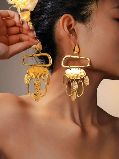 2只几何镂空流苏椭圆形锤纹金属金色耳环，适合派对、晚宴、日常穿搭搭配