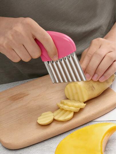 1 pezzo Nuovo tagliaverdure ondulato in acciaio inossidabile, adatto per patate, carote, patatine fritte, verdure ecc., affettatrice a forma di onda, affettatrice per patatine fritte, affettatrice per patate a forma di dente di lupo, affettatrice professionale a onde, utensili da cucina essenziali, forniture da cucina, prodotti per la preparazione degli alimenti, decorazione per la casa, regali per donne, regali per uomini