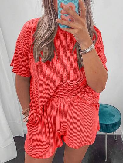 Bộ đồ 2 món dành cho nữ cỡ lớn, chất liệu dệt kim, dáng rộng, gồm áo thun và quần short, thích hợp cho mùa hè, kiểu dáng thanh lịch.