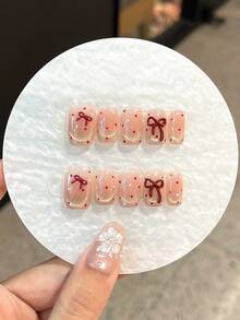 Conjunto de 10 unhas postiças quadradas feitas à mão com laço tridimensional, olho de gato vermelho com bolinhas e francesinha. Ideal para mulheres e meninas usarem no dia a dia, em festas e encontros. Acompanha cola em gel e tiras de polimento como brinde para quem gosta de unhas postiças. - Multicolorido - Ver 12