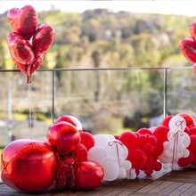 111件套母亲节气球拱门套装，浪漫氛围气球花环套装，包含金色金属气球、红色气球、玫瑰粉气球、粉粉色亮片天然乳胶气球和粉色心形铝箔气球，适用于母亲节、情人节、婚礼、订婚日、春季庆典、夏季派对 - 查看 9