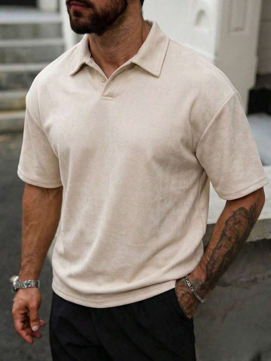 男士深灰色 Polo 衫，亨利领，单扣领设计，舒适合成麂皮面料，厚实耐穿，不起球不变形，休闲风格，适合日常通勤和周末聚会，尽显老钱风范。 - 杏色 - 查看 1