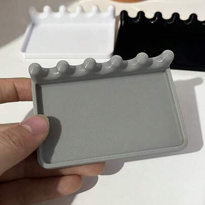 1个便携式画笔架，带滴水盘，前置托盘设计方便清洁，防止桌面沾染颜料，便于携带，节省空间，适用于水彩、丙烯、油画画笔，便携式画笔收纳架，美术工作室用品