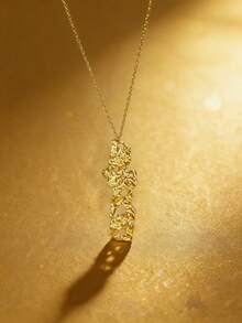 1件18K镀金不锈钢几何浮雕镂空设计复古硬币吊坠长项链，轻盈奢华时尚，适合日常佩戴、约会和聚会。 - 金色 - 查看 3