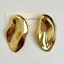 A Pair Of Unique, Exaggerated, Irregular Golden Oval Earrings - Irregular Oval Earrings - View 5