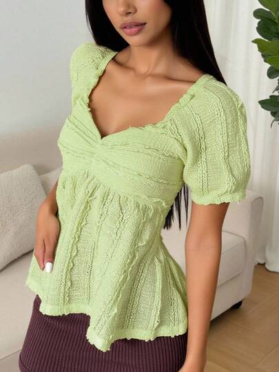 Blusa casual estiva con colletto Peter Pan, maniche a petalo, arricciature in pizzo e colore unito
