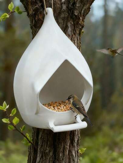 这款小巧的悬挂式喂鸟器适合麻雀、蜂鸟和其他小型鸟类。球形设计防止积水，底部设有排水孔，方便清洁。适用于庭院、林地、屋檐下等场所。