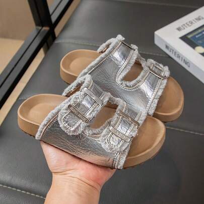 1 đôi dép xăng đan casual quai dán tua rua màu bạc, phù hợp cho bé trai và bé gái từ 3-12 tuổi, chất liệu da PU bóng, chống trơn trượt, thoáng khí, quai dán rộng, thiết kế đế bằng hở, phong cách retro cá tính, phù hợp cho đi học, đi biển, dự tiệc và các dịp khác.