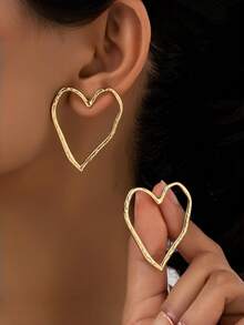 1 Pair Of Heart-Shaped Alloy Earrings, With A Niche Hollow Out Design That Exudes A High-End, Minimalist, And Cool Temperament. These Earrings Are Suitable For Daily Gatherings, Festivals, And Parties - Gold - View 2