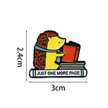1 pezzo Spilla in lega raffigurante un riccio carino e amante dei libri, adatta per zaini, cappelli e giacche - accessorio di moda unisex - regalo di compleanno perfetto per amici e familiari - Multicolore - Visualizzare 6