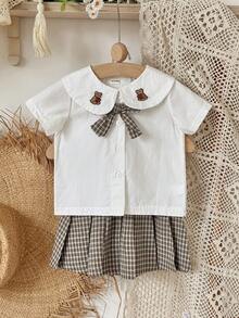 Bộ 2 món dễ thương cho bé gái: Áo sơ mi trắng cổ Peter Pan thêu hình gấu + Chân váy xếp ly kẻ caro, thích hợp cho mùa hè. - trắng - Xem 5