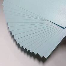 Pacote com 15 folhas de cartolina azul-clara perolada dupla face, papel artesanal multiuso, papel decorativo, tamanho A4 (29,7 x 21 cm), 250 g/m², ideal para recortar e fazer cartões, decorações para o Halloween, Natal e festas. - 15 folhas de papel perolado azul claro - Ver 6