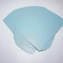Pacote com 15 folhas de cartolina azul-clara perolada dupla face, papel artesanal multiuso, papel decorativo, tamanho A4 (29,7 x 21 cm), 250 g/m², ideal para recortar e fazer cartões, decorações para o Halloween, Natal e festas. - 15 folhas de papel perolado azul claro - Ver 8