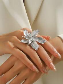 Anillo de moda de lujo y versátil con diseño exagerado de flor dorada y hoja plisada en 3D para mujeres - Anillo de oro con flores tridimensionales plisadas exageradas - Ver 9