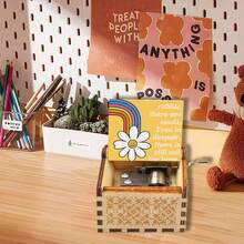 Hộp nhạc gỗ quay tay - Thiết kế hoa cúc cầu vồng "Ngay cả trong đống đổ nát, vẫn có hạt giống", phát bài hát "You Are My Sunshine", không cần pin, món quà hoàn hảo để động viên và lan tỏa sự tích cực. - Hộp nhạc Daisy - Xem 3