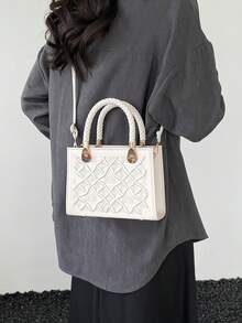 1 chiếc túi xách nữ màu trơn, đường may dập nổi, họa tiết đá thời trang, túi đeo vai, khóa kéo. Túi tote thanh lịch dành cho nữ, túi thường ngày có thể đựng ví, mỹ phẩm, điện thoại, tiền xu. Thích hợp cho mùa hè đi biển, mua sắm, chụp ảnh. Cũng là một món quà tuyệt vời dành cho bạn gái hoặc mẹ. - trắng - Xem 3