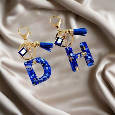 1 pieza Llavero con letra del alfabeto A-Z de resina azul estilo bohemio, llavero, accesorio de decoración de letra rectangular, mosquetón, carabinero, accesorio de moda minimalista unisex con borla y circonita, adecuado para viajes diarios, regalo de vacaciones (para amigos o para ti mismo), familia, cumpleaños, Ramadán, escuela, accesorios para automóviles, estilo gótico lindo Y2K