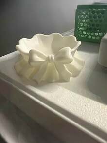 一款白色塑料托盘，采用3D打印褶皱蝴蝶结设计，适用于家居收纳、书桌、办公桌、主题派对、汽车装饰，以及作为圣诞节、感恩节、情人节、复活节和生日礼物，也可作珠宝托盘。 - 白色 - 查看 5