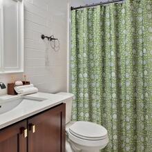 Cortina de ducha con estampado floral en verde salvia - Tela de mezcla de algodón con estampado vintage a bloques, decoración de baño estilo granja francesa, patrón estético de Cottagecore - Ajrakh2 Verde salvia - Ver 2