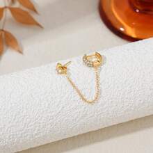 一只耳环由一条流苏链连接一个镶嵌闪亮玻璃水钻的耳钉组成，适合嘻哈、日常佩戴、音乐节和朋克风格。 - 金色 - 查看 3