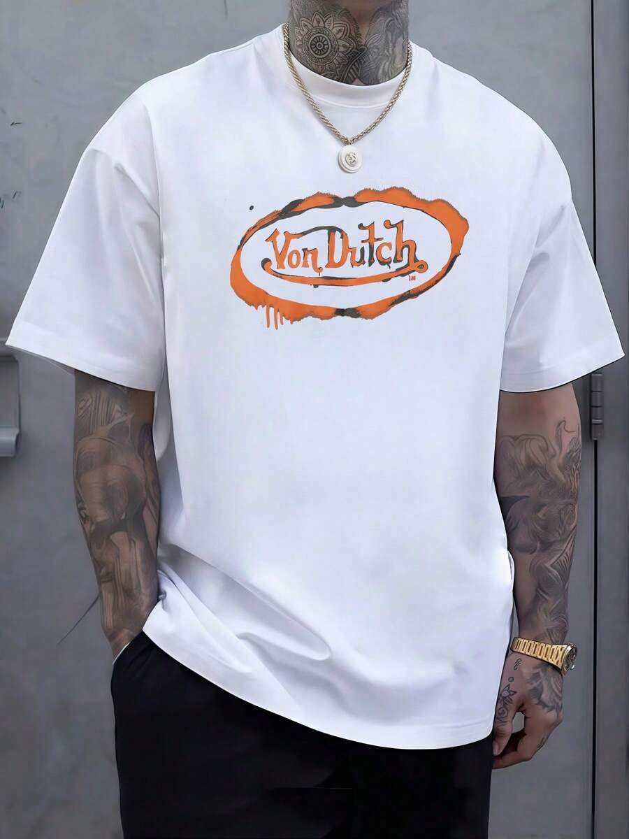 Texto con un logotipo artístico en tonos naranjas con efecto de pintura derramada que transmite energía rebelde y un aire urbano moderno inspirado en la libertad callejera y la autoexpresión auténtica camiseta de hombre casual de algodón cómoda para uso diario - Blanco - Ver 1