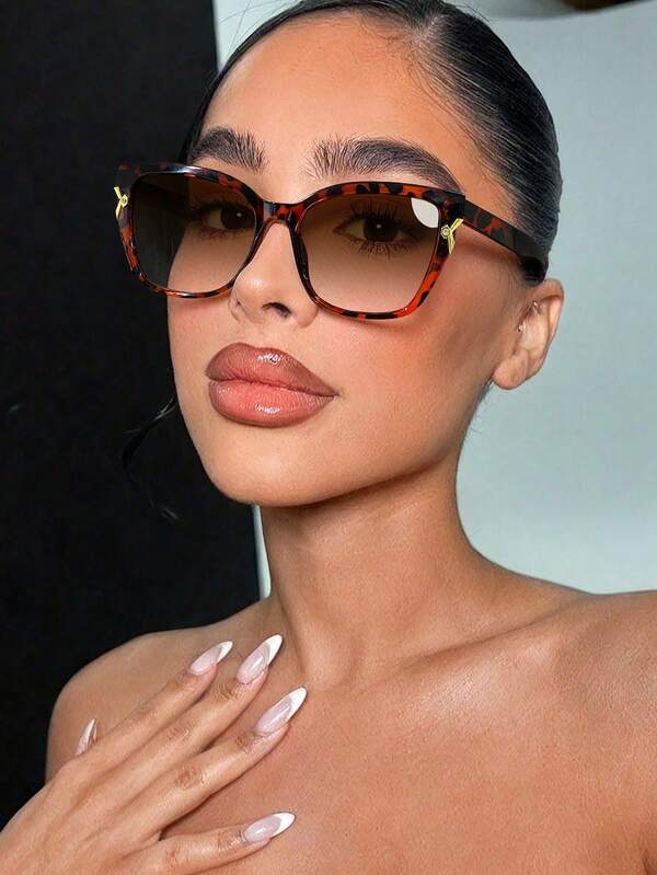 1 chiếc kính thời trang nữ, kiểu dáng cổ điển với họa tiết đồi mồi và điểm nhấn vàng, gọng kính PC nhẹ, kiểu dáng vuông cá tính, lý tưởng cho chụp ảnh đường phố, du lịch nghỉ dưỡng và các hoạt động ngoài trời. Kèm hộp đựng kính.