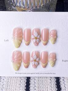 10片手工杏仁形黄粉渐变法式白色3D雕刻假指甲。采用手工雕刻的白色3D图案和3D水波纹线条，手工绘制的黄色渐变和黄粉渐变法式指尖，饰以白色线条和珍珠。优雅浪漫简约，奢华性感，轻盈精致。适合日常佩戴、约会、音乐会和轻商务场合。是送给女性和女孩的理想礼物。 - 彩色 - 查看 12