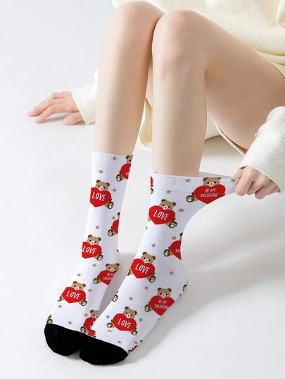 1 Pair New Cartoon Bear & Heart Pattern Mid-Calf Socks, 360° Printing Technique, Fashion Sports Socks, Suitable For Daily Casual, Sports, Commuting, Couples, Parties, Gifts, Comfortable & Soft, Suitable For Spring, Summer, Autumn, Winter