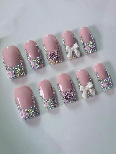 10 pièces Autocollants d'art pour les ongles de style Y2K, fait main, de forme carrée, comprenant des décalcomanies nude, nœuds blancs, strass, petites fleurs et hiboux mignons. Convient aux femmes et aux filles pour porter lors de fêtes, bals et vie quotidienne. Livré avec des outils de nail art. Peut être offert en cadeau. Autocollants pour ongles, fournitures d'art pour les ongles, décoration pour les ongles. Ongles à clipser
