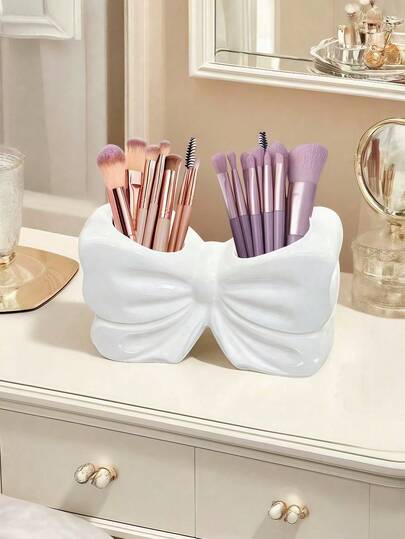 1个蝴蝶造型化妆刷架，专为收纳化妆品而设计，可用作化妆刷收纳盒，为房间增添装饰，适合家居装饰，提供节省空间的收纳方案，也可用于厨房。