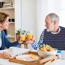 Poncho ajustable y lavable para adultos con atrapapolvos, ideal para mujeres y hombres mayores, 3 unidades de ponchos para adultos, ponchos lavables para personas mayores, protectores de ropa, ponchos para hombres y mujeres con cierre de snapper, asistencia para alimentación de personas mayores, suministros de cuidado en el hogar - A - Ver 3