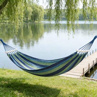 Võng sọc ngoài trời có cột chống, thiết kế chống lật, chất liệu vải bền chắc với 2 dây treo, thích hợp cho sân vườn, sân sau, trong nhà và thư giãn khi cắm trại.