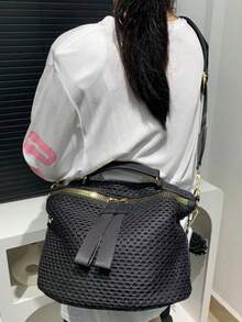 这款时尚简约的女士单肩包采用拉链设计，方便日常休闲使用。肩带可拆卸，也可斜挎。这款时尚的日常手提包适合日常使用、参加聚会、通勤上班，也是特殊场合的贴心时尚礼物。 - 黑色 - 查看 9