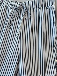 Quần nữ dáng rộng kẻ sọc, có túi cài nút bên hông - Kiểu dáng thoải mái, phù hợp cho kỳ nghỉ bốn mùa, kẻ sọc dọc trắng đen, trang phục đi nghỉ mát. - Sọc đen trắng - Xem 5