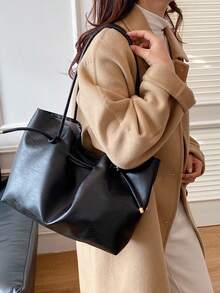 这是一款复古简约风格、时尚精致、百搭且适合日常使用的女士大容量单肩包，于 2026 年发布。 - 黑色 - 查看 8