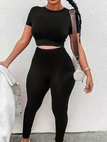 Conjunto de 2 piezas de ropa deportiva para mujer en color negro, que incluye top corto de cuello alto y leggings de cintura alta, adecuado para uso diario y actividades deportivas - Negro - Ver 1