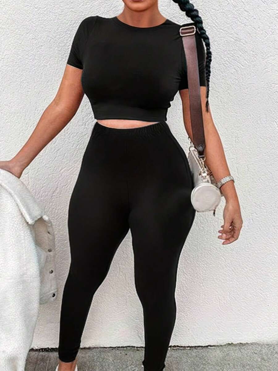 Conjunto de 2 piezas de ropa deportiva para mujer en color negro, que incluye top corto de cuello alto y leggings de cintura alta, adecuado para uso diario y actividades deportivas - Negro - Ver 1