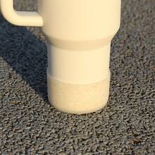 一个硅胶杯底套，防滑且光亮，适用于 20-40 盎司（约 61-122 毫升）和 12-24 盎司（约 355-710 毫升）的保温杯。 - 米色 - 查看 3