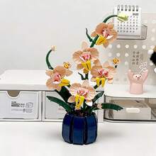 600+块花卉主题积木：DIY拼装积木，可拼成永生花、紫色兰花+花瓶，3D立体拼装玩具，形状多样，色彩丰富。是花卉爱好者和初学者的理想之选。培养耐心，激发多元兴趣。适合办公室装饰、生日礼物和日常馈赠。 - 創意永生花 - 查看 10