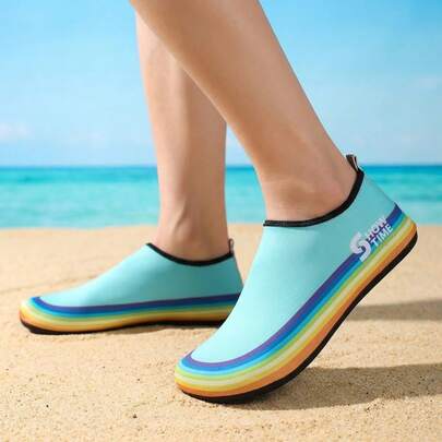 绿色鞋底彩虹饰边“SHOW TIME”休闲一脚蹬鞋，吸睛设计，轻便透气，兼具休闲鞋的舒适性和家居拖鞋的便捷性，适合居家休闲、泳池活动和短途旅行，男女皆宜的时尚鞋款，日常穿着必备。