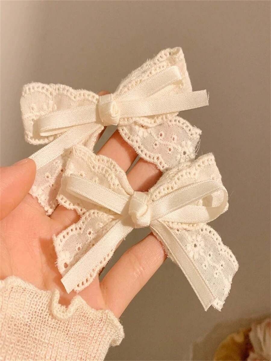 Livesso 2个蕾丝蝴蝶结发夹,白色丝带发饰,配金属鳄鱼夹,涤纶刺绣法式发夹,优雅美观的发饰,适合婚礼、派对、日常佩戴,可爱风格,是母亲节、复活节和生日的理想礼物,也适合户外活动、度假、旅行、服装搭配和送礼。 - 米色 - 查看 1