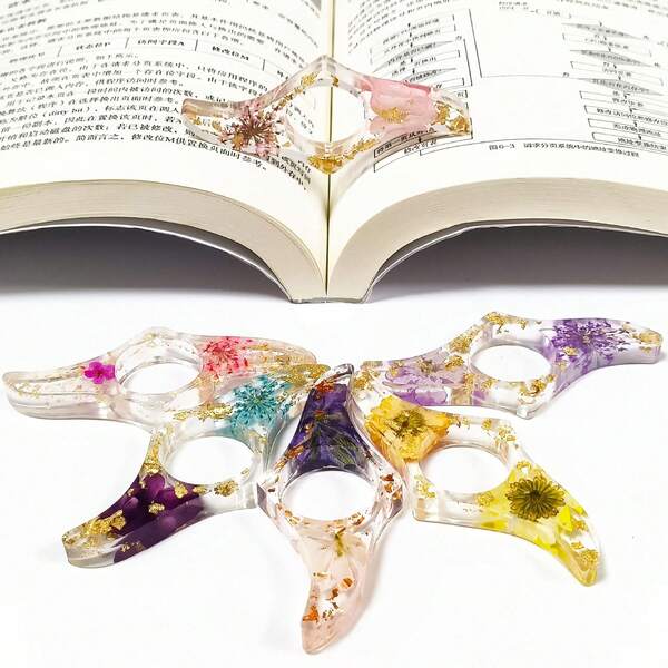 1 Stück getrocknete Blumen Harz Daumenclip, zufällige Farbe - handgefertigter Harzclip, leichter Seitenclip, Lesezeichen, Lese-Accessoire für Lehrer und Buchliebhaber, Bibliotheks-Lesegefährte, glatt und ungefährlich [Jede Blume ist einzigartig, bitte beziehen Sie sich auf den tatsächlichen Artikel]