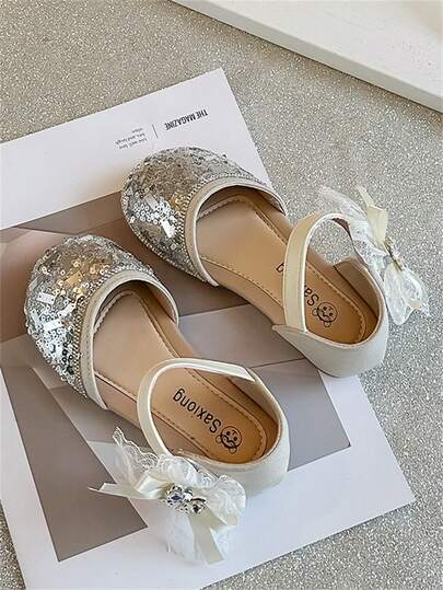 1 Đôi giày công chúa thời trang màu be cho bé gái, thiết kế mới mùa hè với khóa nơ, mũi kín và trang trí đá lấp lánh, thích hợp cho các hoạt động ngoài trời, tiệc tùng và nhiều dịp khác nhau.