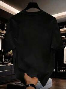 Camiseta de hombre de diseño elegante y moderno de lujo, con la gran letra mayúscula dorada brillante "MILANO" y la elegante tipografía de color claro "ITALY", camiseta de estilo sencillo para hombre. - Negro - Ver 3